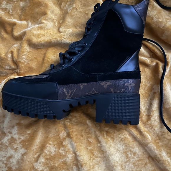 Louis Vuitton boots 7.5 - Picture 3 of 5
